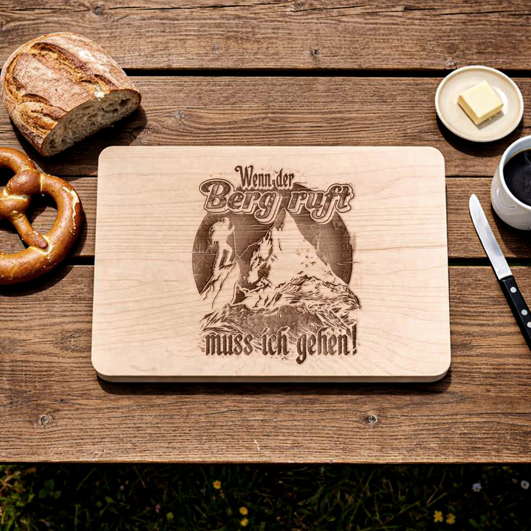 Der Berg ruft Schneidebrett | Frühstücksbrettchen mit Gravur Wander Holzbrett Bergsteiger Küchenbrett