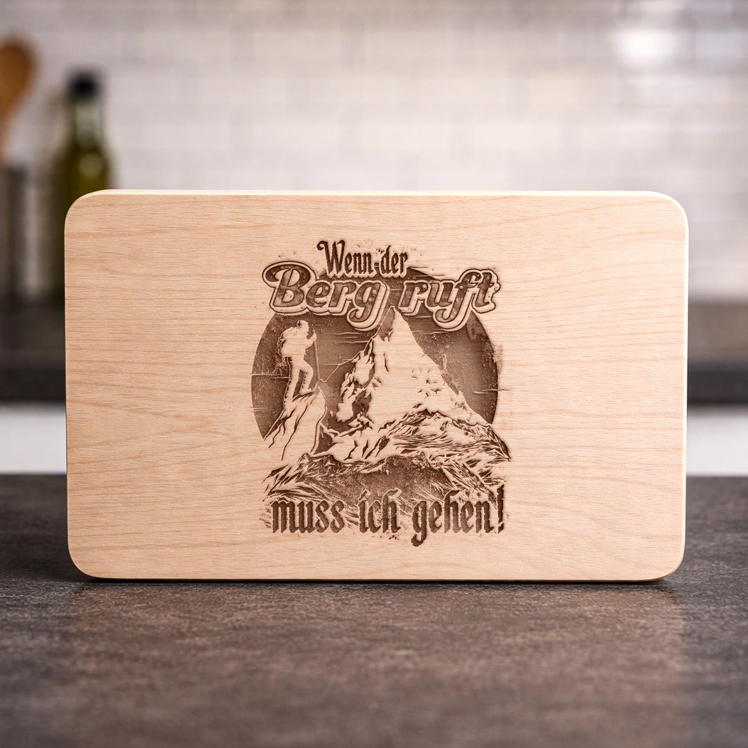 Der Berg ruft Schneidebrett | Frühstücksbrettchen mit Gravur Wander Holzbrett Bergsteiger Küchenbrett