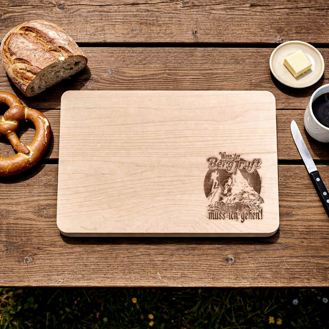 Der Berg ruft Schneidebrett | Frühstücksbrettchen mit Gravur Wander Holzbrett Bergsteiger Küchenbrett